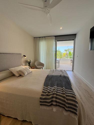 a bedroom with a bed with a view of the ocean at Playa Granada Mar de Fabiola in Motril