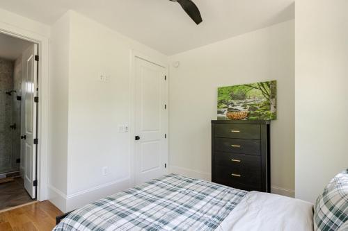 Ένα ή περισσότερα κρεβάτια σε δωμάτιο στο Nantahala River Luxury Escape-on the river!