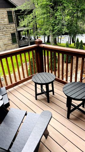 Μπαλκόνι ή βεράντα στο Nantahala River Luxury Escape-on the river!
