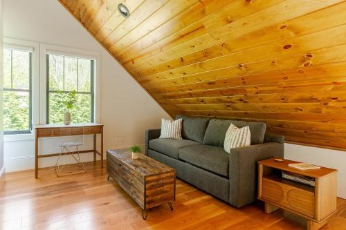 Χώρος καθιστικού στο Nantahala River Luxury Escape-on the river!