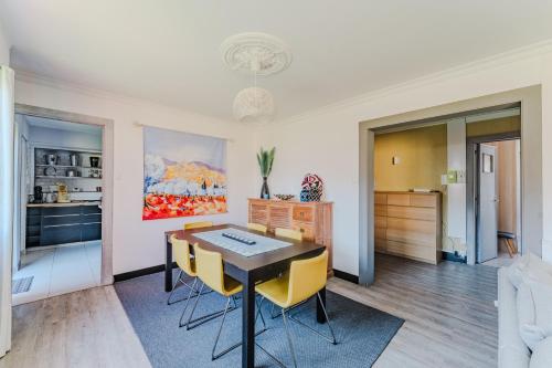 une cuisine et une salle à manger avec une table et des chaises dans l'établissement L'Hospice, T3 avec terrasse, 10min de la gare, à Lens