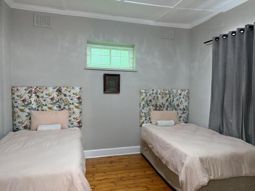 Postel nebo postele na pokoji v ubytování 204 Mazisi Kunene House 2