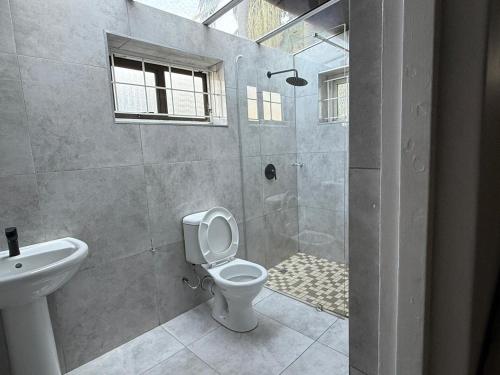 Koupelna v ubytování 204 Mazisi Kunene House 2