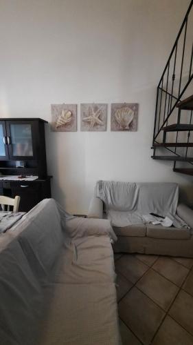 a living room with a couch and a desk at CasaGiuVaLeo in Pula