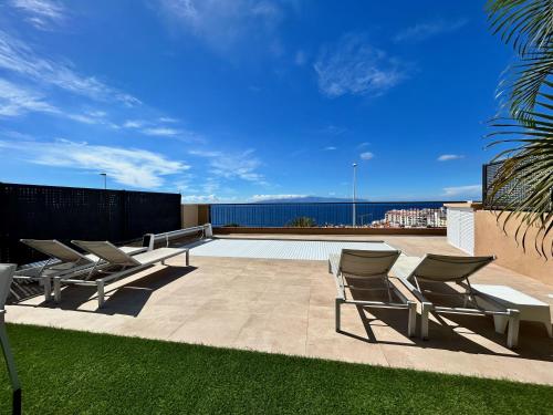 eine Sitzgruppe auf einem Dach in der Unterkunft Oasis del Mar in Puerto de Santiago