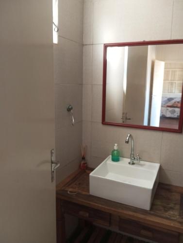 Bilik mandi di Casa na Jagua com vista para o mar