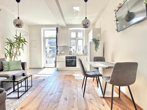 Una cocina y una sala de estar con mesa y sillas. en Vienna Nest, central and quiet with balcony and garden, self check-in, en Viena