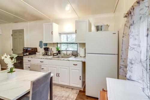 Η κουζίνα ή μικρή κουζίνα στο Grill and Fire Pit Cabin with Mtn Views in Harrison