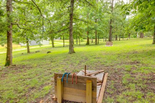 Κήπος έξω από το Grill and Fire Pit Cabin with Mtn Views in Harrison