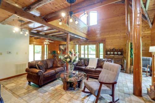 Χώρος καθιστικού στο Fire Pit, Game Room and Mtn Views Cabin in Harrison