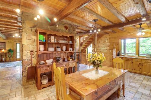Φωτογραφία από το άλμπουμ του Fire Pit, Game Room and Mtn Views Cabin in Harrison σε Marble Falls