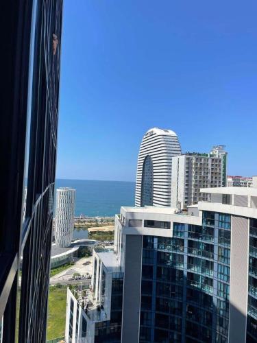 AngisaにあるHDapartmentの高層ビルと海の景色を望む