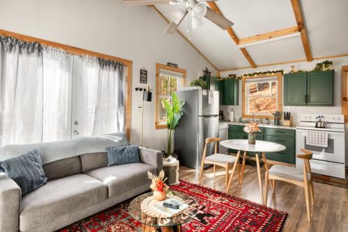 Η κουζίνα ή μικρή κουζίνα στο Cozy Cabin w Lake, Hot Tub, Huge Deck & Fire Pit