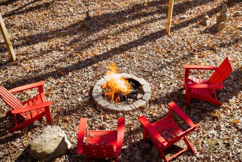 Φωτογραφία από το άλμπουμ του Cozy Cabin w Lake, Hot Tub, Huge Deck & Fire Pit σε Lost City