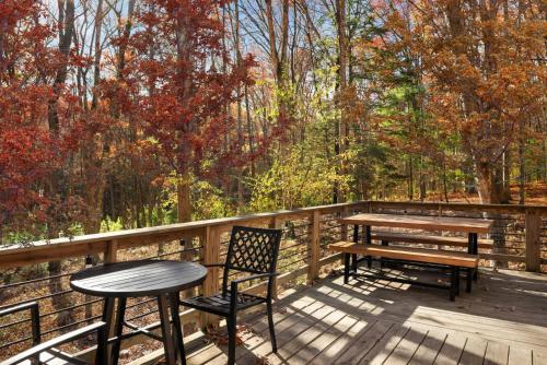Φωτογραφία από το άλμπουμ του Cozy Cabin w Lake, Hot Tub, Huge Deck & Fire Pit σε Lost City