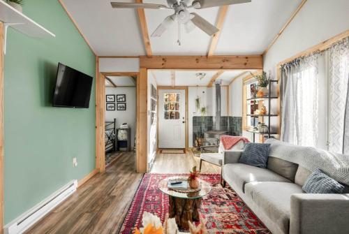 Μια τηλεόραση ή/και κέντρο ψυχαγωγίας στο Cozy Cabin w Lake, Hot Tub, Huge Deck & Fire Pit
