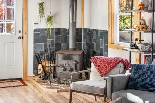 Χώρος καθιστικού στο Cozy Cabin w Lake, Hot Tub, Huge Deck & Fire Pit