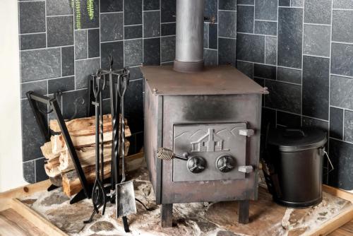 Φωτογραφία από το άλμπουμ του Cozy Cabin w Lake, Hot Tub, Huge Deck & Fire Pit σε Lost City