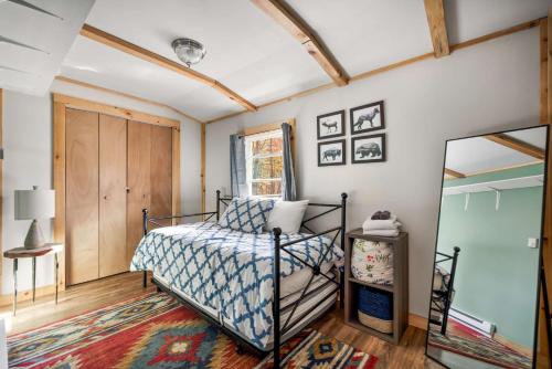 Ένα ή περισσότερα κρεβάτια σε δωμάτιο στο Cozy Cabin w Lake, Hot Tub, Huge Deck & Fire Pit