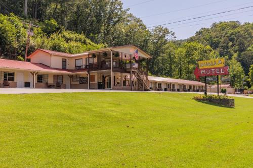 a motel with a sign that reads buffalo motel at Qualla Cabins and Motel Cherokee near Casino in Whittier