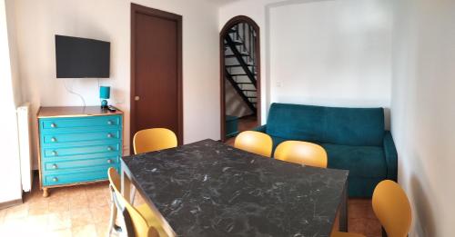 TV a/nebo společenská místnost v ubytování Albergo Diffuso Tra vicoli e tramonti Castel San Pietro Romano