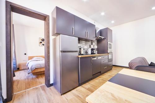 TH 101 Appartement F3 spacieux 1 à 5 pers 1er étageにあるキッチンまたは簡易キッチン