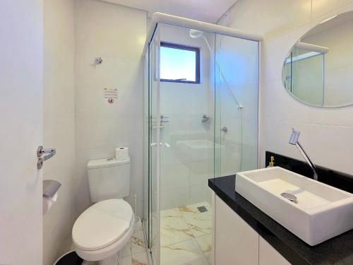 une salle de bain avec toilettes et douche en verre dans l'établissement Apt Novo 2 Quartos 5 min do Centro e Av Cataratas, à Foz do Iguaçu