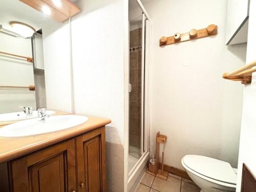 une salle de bain avec toilettes, lavabo et douche dans l'établissement Résidence Les Oursons - Appartement au pied des pistes, vue Mont-Charvin MAE-2394, à Notre-Dame-de-Bellecombe