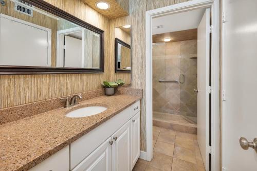 un baño con lavabo y ducha en North Breakers #503, en Saint Simons Island