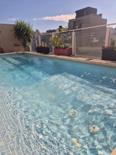 Bazén v ubytování Fierro Hotel Buenos Aires nebo v jeho okolí
