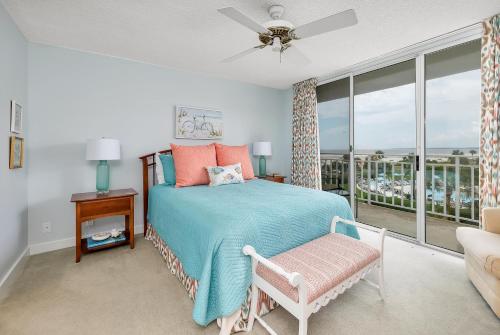 Un dormitorio con una cama con vista al mar. en North Breakers #411, en Saint Simons Island