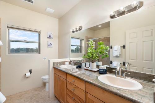 ein Badezimmer mit zwei Waschbecken und einer Toilette in der Unterkunft Terracotta Cove - Sedona, Jerome, Wineries in Cornville