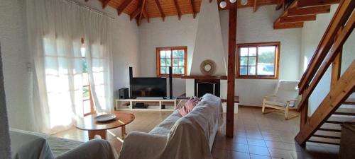 a living room with a couch and a tv at Johnny Jo Villa in Aígio