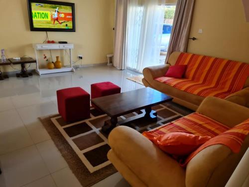 TV a/nebo společenská místnost v ubytování MoreBs Place 2 Bedrm duplex Solar backUp & wifi