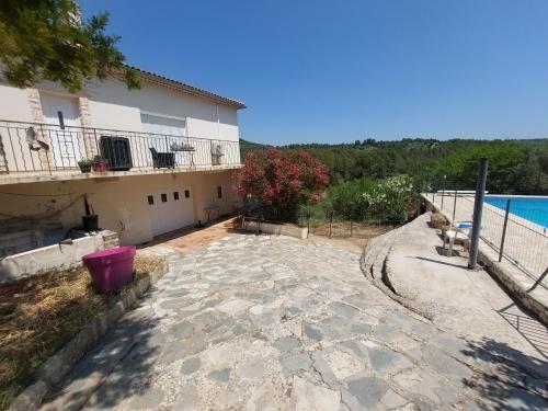 une villa avec piscine et une maison dans l'établissement La colline, à Solliès-Toucas