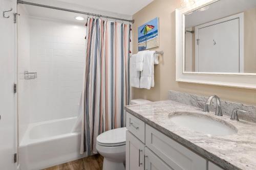 Un baño con lavabo, inodoro y ducha. en North Breakers #302, en Saint Simons Island