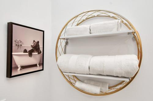 a round towel rack with towels in a bathroom at 1bd Luxury apartment near Texas Medical Center in Houston