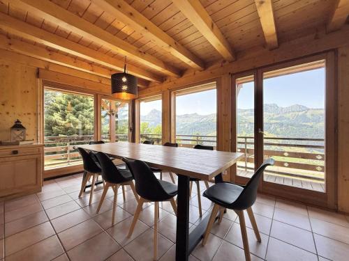 Photo de la galerie de l'établissement Chalet Cristal - Chalet de charme avec sauna et superbe vue sur le MOnt Charvin et les Aravis MAE-1154, à Crest-Voland