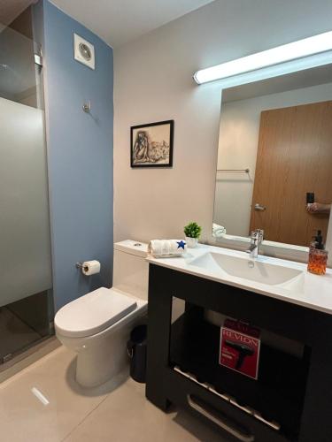 O baie la Elegante loft apartment Paseo Santa Lucia king size bed, alberca, gym, parking, kids club
