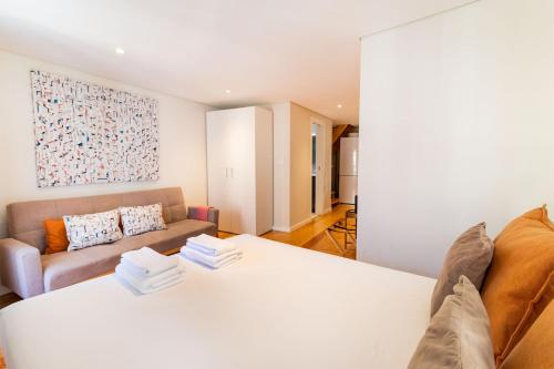 un soggiorno con due letti e un divano di Discover Lisbons History - Stylish apartment in Alfama a Lisbona