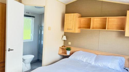 Ένα ή περισσότερα κρεβάτια σε δωμάτιο στο Holiday Home caravan LOCHLANDS Forfar