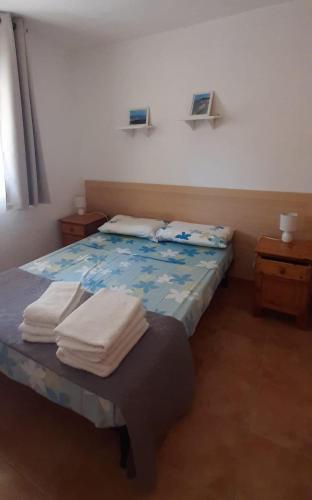 une chambre avec un lit avec des serviettes dessus dans l'établissement Sognu di Mare - Plage, piscine, farniente, à Linguizzetta