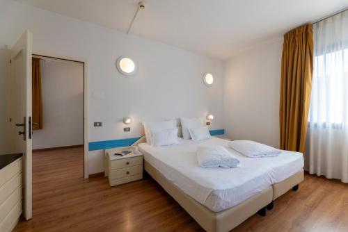 Hi Hotels Riva del Gardaにあるベッド