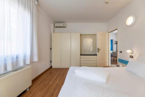 Hi Hotels Riva del Gardaにあるベッド