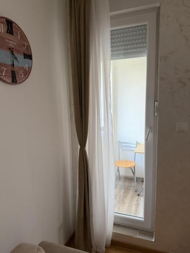 Habitación con puerta corredera de cristal y ventana en Didi3-free parking, en Veternik
