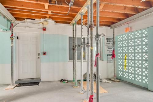 una stanza vuota con una porta bianca e un muro di Idyllic Pass-A-Grille Studio - Walk to the Beach! a St Pete Beach