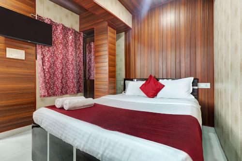 Postel nebo postele na pokoji v ubytování Hotel Amma bhau residency Lokhandwala Complex Andheri west Mumbai