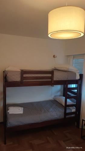Ένα ή περισσότερα κρεβάτια σε δωμάτιο στο La Via Hostel