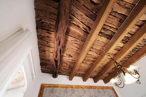 a ceiling made out of reclaimed wood at Il mio tempo al Castello in Castelsardo