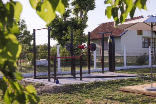 Ο χώρος παιχνιδιού για παιδιά στο Kuća za odmor Fjaka